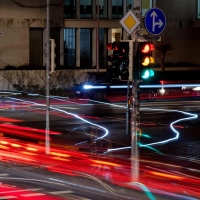 Stress für Körper und Seele: Wer auch nachts Lärm ausgesetzt ist, sollte mit geschlossenen, schallgeschützten Fenstern schlafen. (Foto: Hauke-Christian Dittrich/dpa/dpa-tmn)