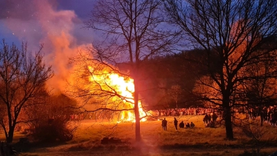 In Detwang wurde das Osterfeuer am Sonntagabend entzündet, sobald die Wandergruppe aus Rothenburg angekommen war. (Foto: Margit Schwandt)
