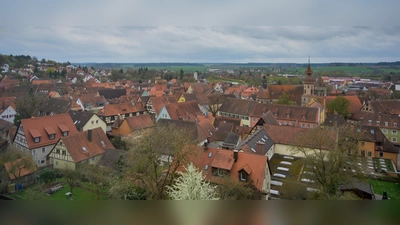 Blick auf einen Teil der Feuchtwanger Kernstadt und das Umland: In den Wohngebieten sowie in den Stadtteilen soll es künftig mehrere gemeinschaftlich organisierte Feste geben – getragen von den Menschen vor Ort. Die Stadt lädt alle Bürgerinnen und Bürger ein, sich an der Planung und Umsetzung zu beteiligen. (Foto: René Chlopotowski)