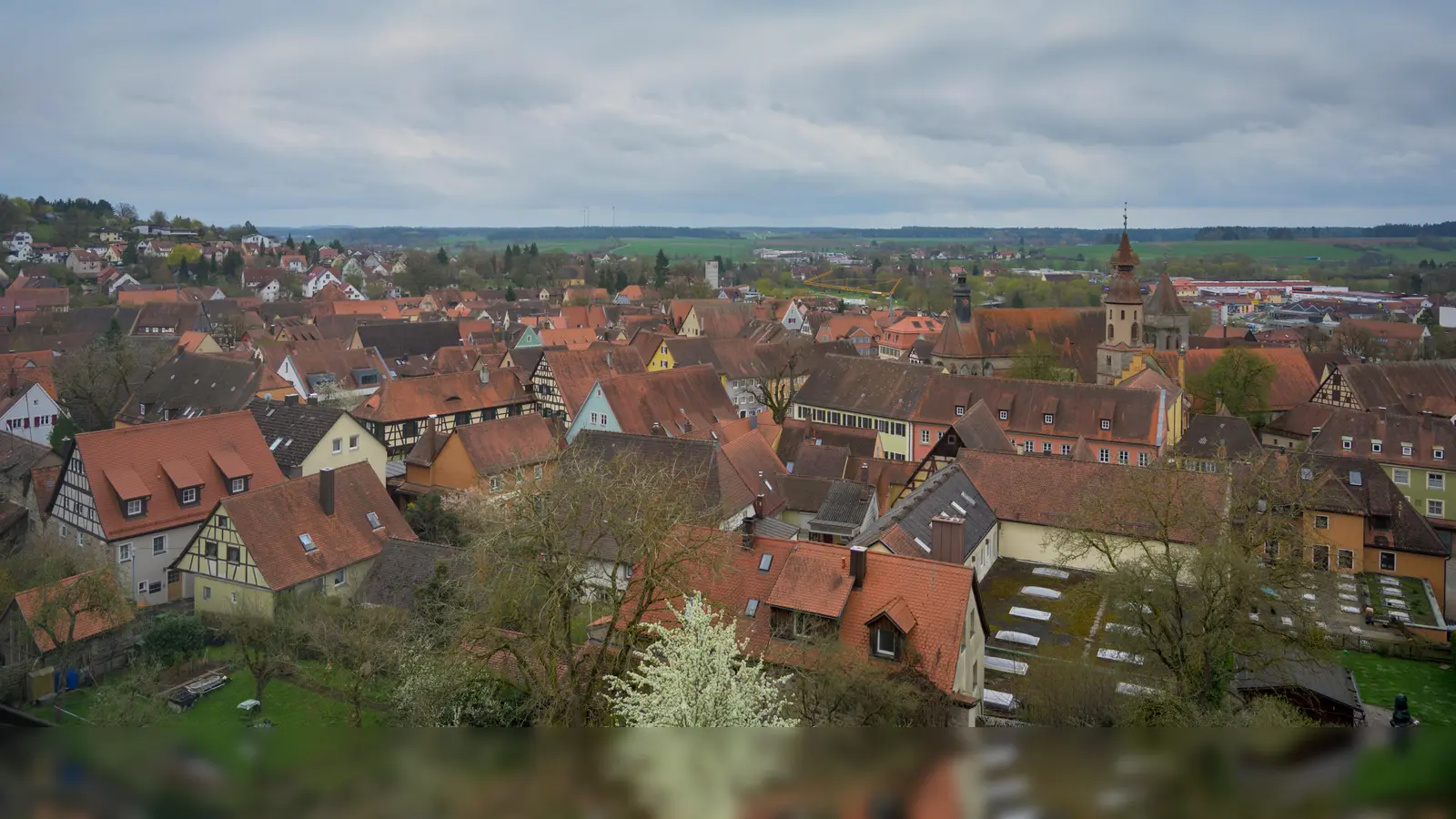 Blick auf einen Teil der Feuchtwanger Kernstadt und das Umland: In den Wohngebieten sowie in den Stadtteilen soll es künftig mehrere gemeinschaftlich organisierte Feste geben – getragen von den Menschen vor Ort. Die Stadt lädt alle Bürgerinnen und Bürger ein, sich an der Planung und Umsetzung zu beteiligen. (Foto: René Chlopotowski)