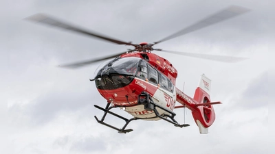 Ein Rettungshubschrauber brachte den 59-Jährigen schwer verletzt in ein Krankenhaus. (Symbolbild) (Foto: Daniel Karmann/dpa)