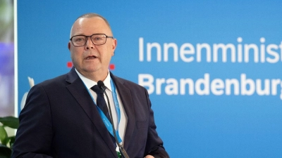 Angriffe auf Politiker seien auch ein Angriff auf den Staat, sagt Brandenburgs Innenminister und Vorsitzender der Innenministerkonferenz (IMK), Michael Stübgen. (Foto: Soeren Stache/dpa)