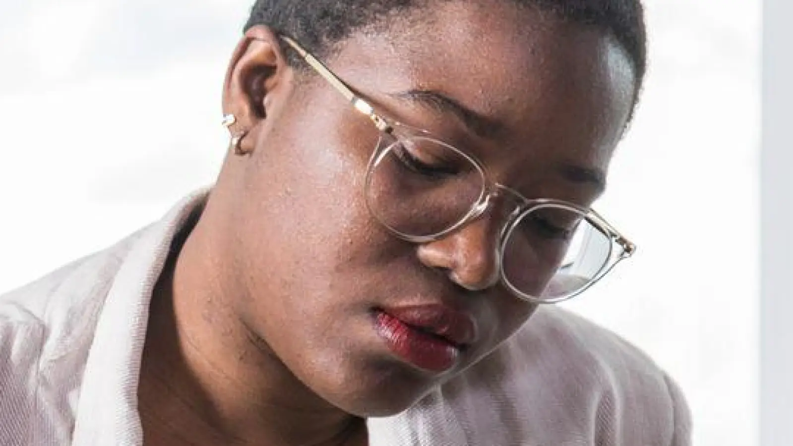 Den Job wechseln oder bleiben? Zwischen gesunder Selbstfürsorge und vorschneller Kündigung liegt oft ein klärendes Gespräch. (Foto: Christin Klose/dpa-tmn)