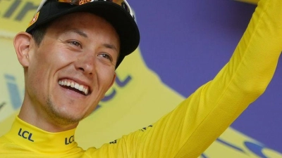 Torstein Traeen jubelt im Gelben Trikot. (Foto: Thibault Camus/AP/dpa)
