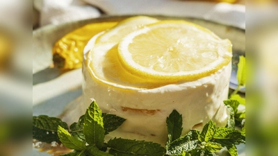 Cool und aromatisch nicht nur bei Hitze: geeister Zitronenschmand mit Salzkaramell. (Foto: Tom Herion/Verlag ars Vivendi/dpa-tmn)