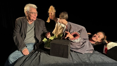 Der Regisseur Werner Müller, zwei Fuß-Figuren mit Haarschopf und Nase sowie die Spielerin Anne Klinge: Das Ansbacher Theater Kopfüber wartet mit einer außergewöhnlichen Koproduktion auf. (Foto: Lara Hausleitner)