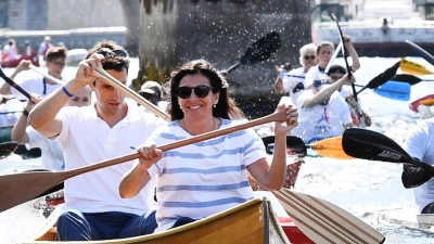 Anne Hidalgo (vorne) paddelt auf der Seine. (Foto: Martin Bureau/POOL AFP/AP/dpa)