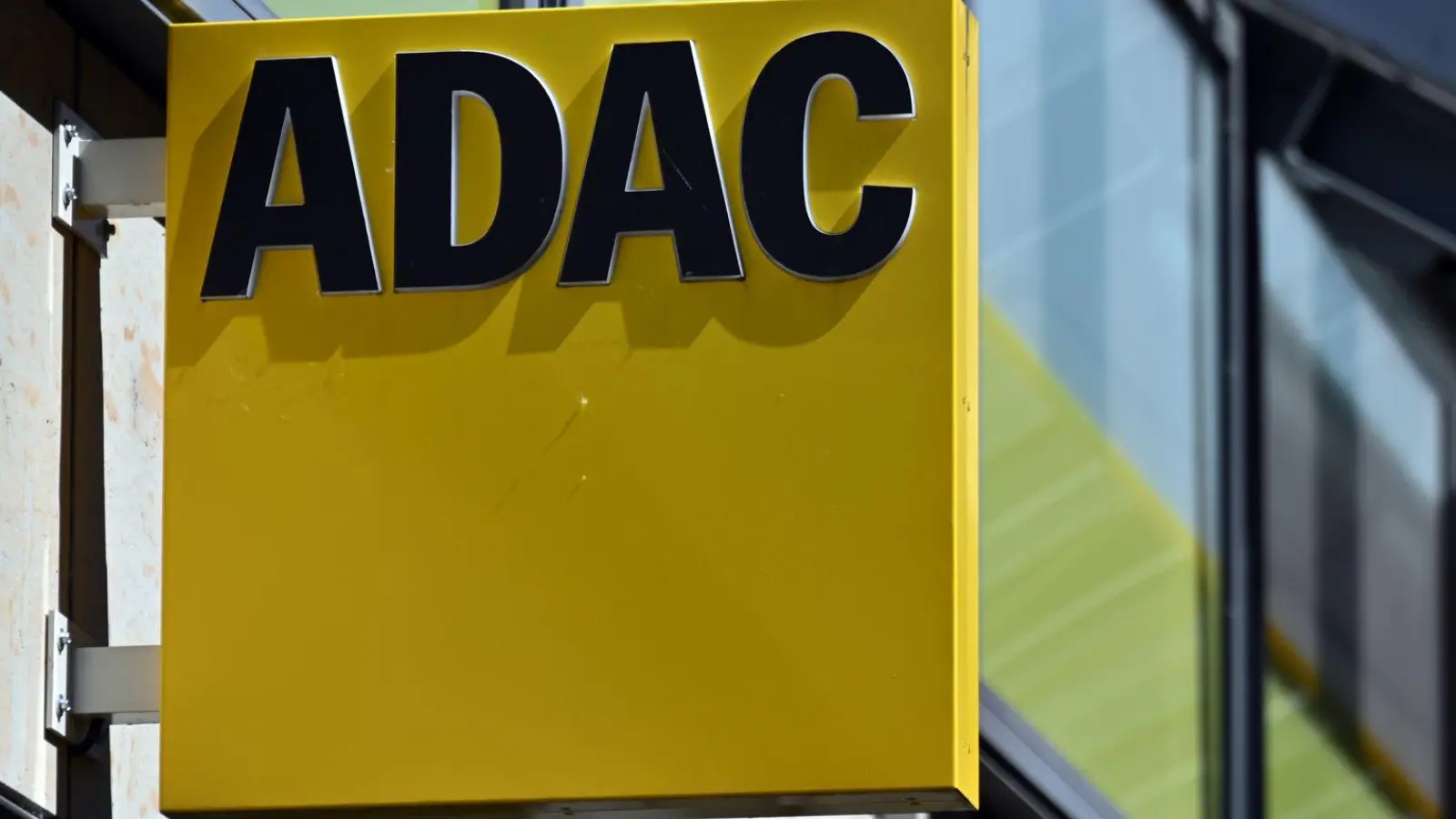 Auf Mitglieder des ADAC kommen zum Jahreswechsel höhere Beiträge zu. (Symbolbild) (Foto: Martin Schutt/dpa)