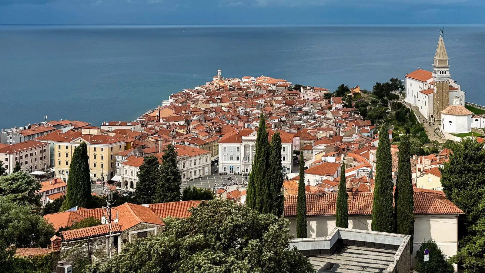 Piran liegt auf einer Halbinsel. Von der Stadtmauer aus sieht man das gut. (Foto: Wolfgang Stelljes/dpa-tmn)