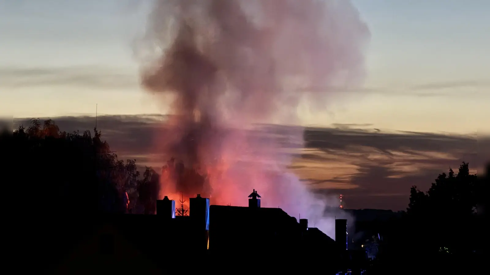 Eine große Rauchwolke war stundenlang über Ansbach zu sehen. (Foto: Lara Hausleitner)