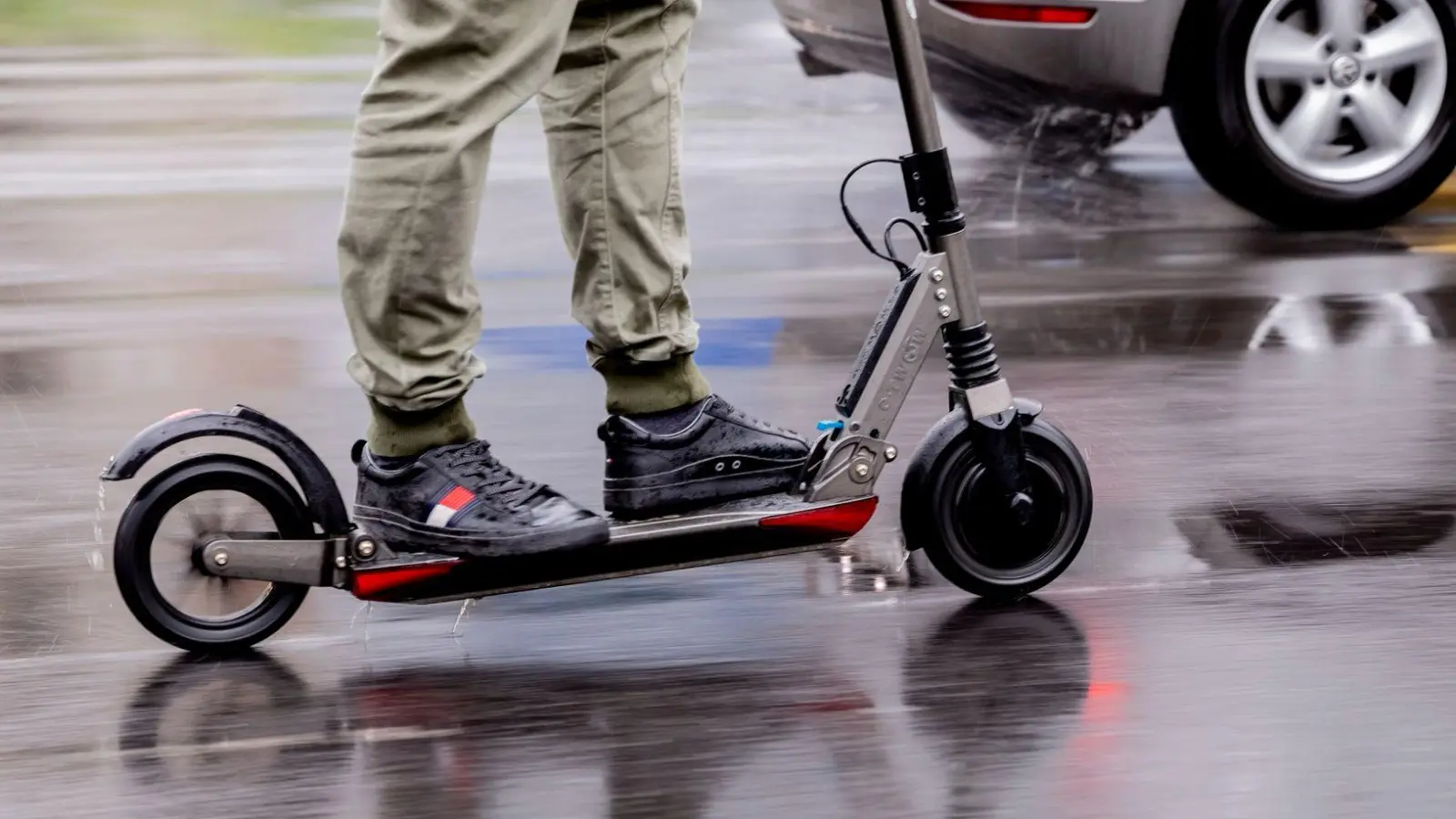 Ein 43-jähriger E-Scooter-Fahrer verwehrte sich am Freitag zunächst einer Kontrolle. Doch die Polizei wusste sich zu helfen. (Symbolbild: Christoph Soeder/dpa)
