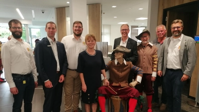 Bei der Eröffnung der Kinderzech-Ausstellung: Philipp Kamm, Markus Schröppel, Maximilian Mattausch, Nora Engelhard, Bernd Großmann, Friedrich Weber, Georg Piott und Andreas Mack (von links) scharen sich um eine Trommlerfigur. (Foto: Friedrich Zinnecker)