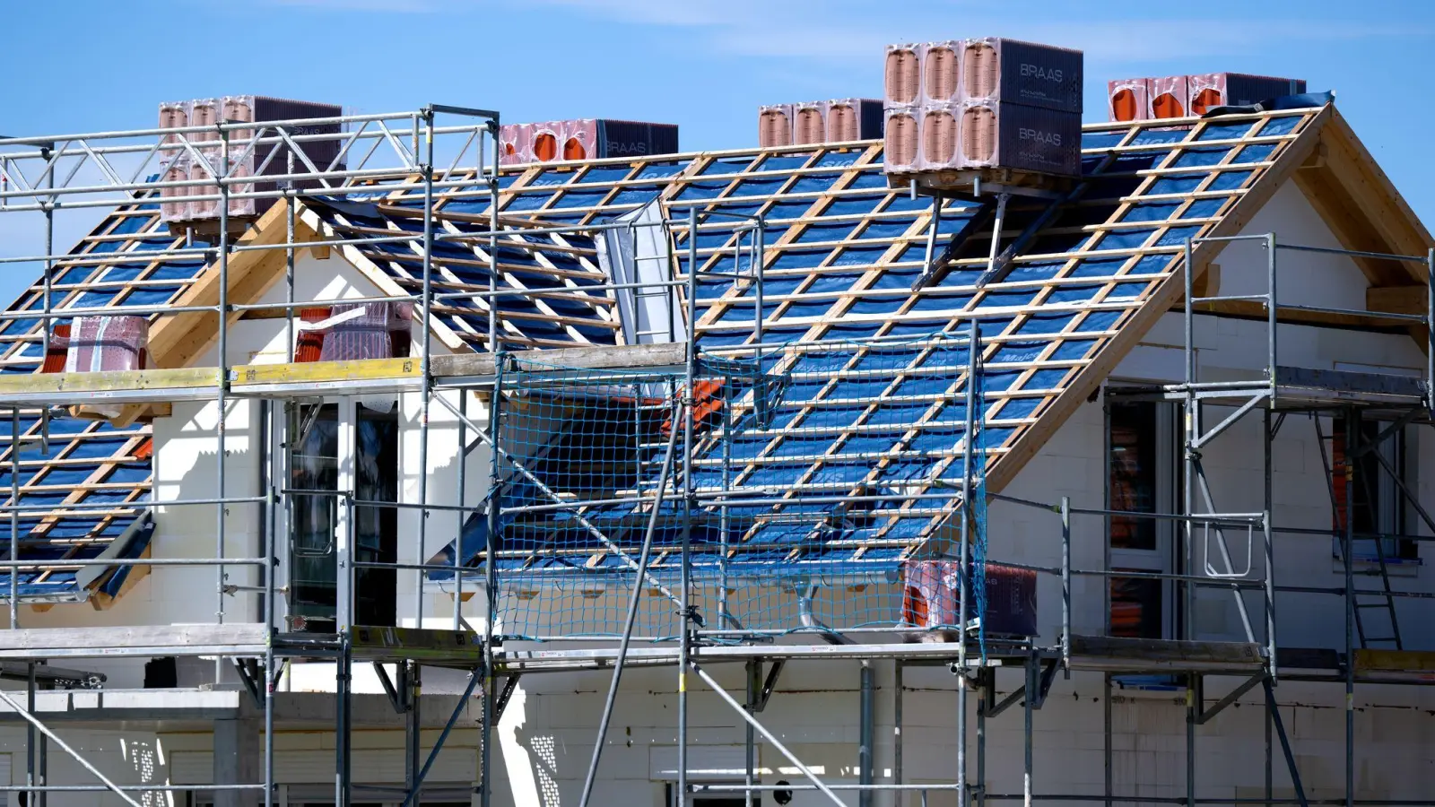 Vor allem Einfamilienhäuser legten 2025 zu. (Archivbild) (Foto: Sven Hoppe/dpa)
