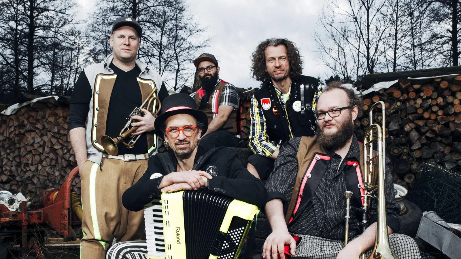 Die Band Kellerkomando gibt ein Open-Air-Konzert im Freibad Scheinfeld. (Foto: Severin Schweiger)
