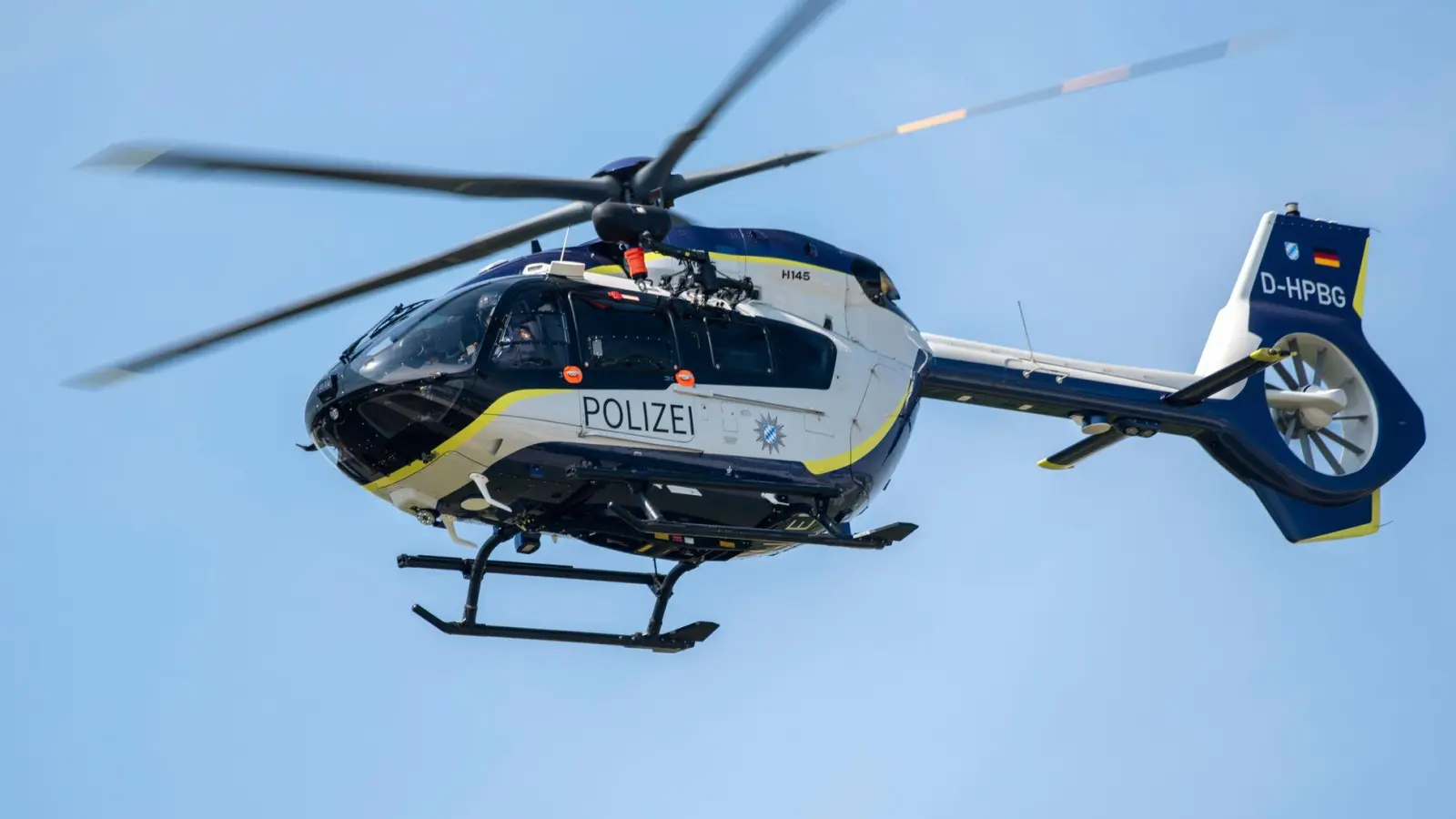 Die Polizei suchte am Nachmittag auch mit einem Hubschrauber nach dem Mann. (Symbolbild) (Foto: Stefan Puchner/dpa)