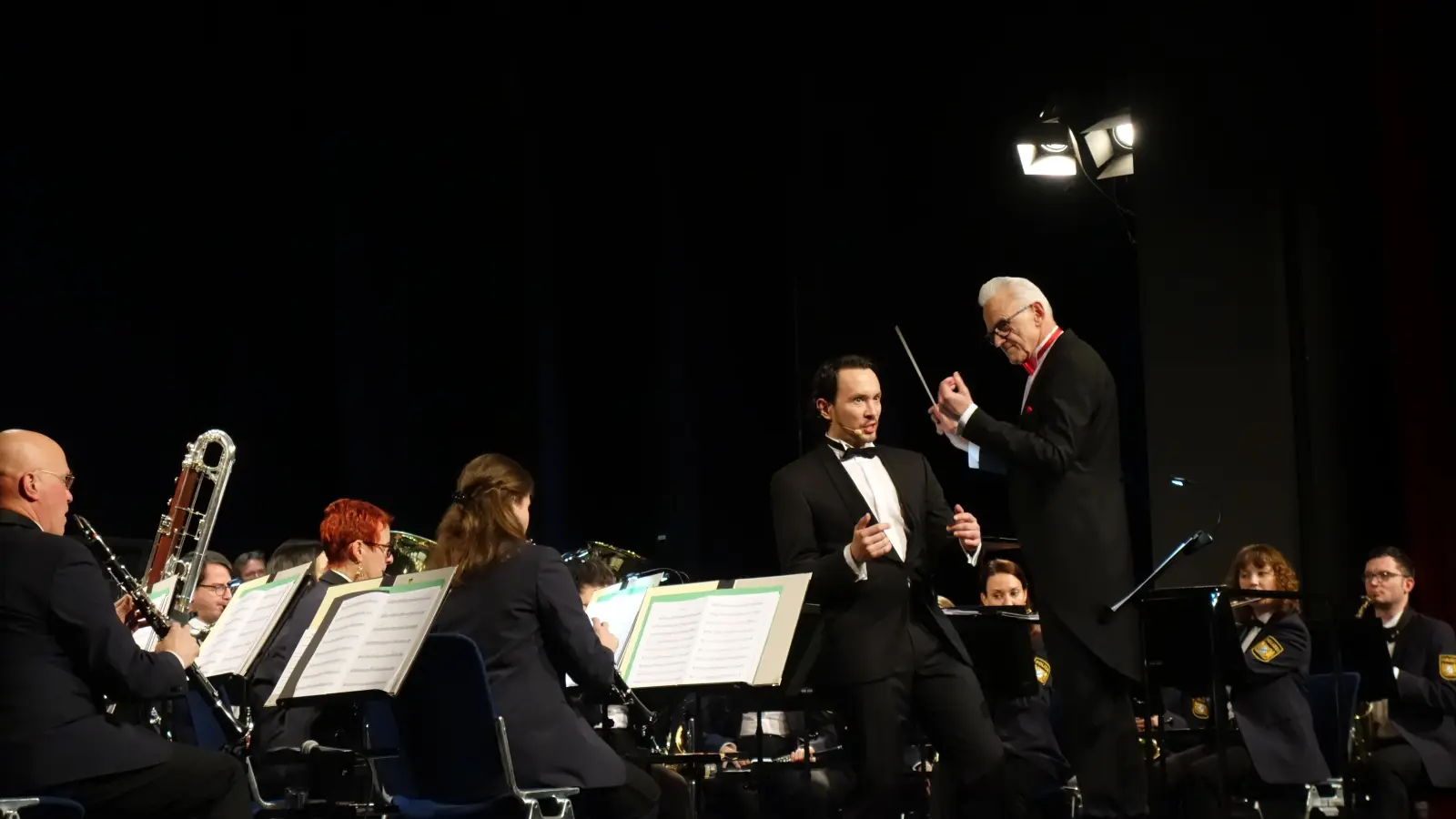 Begeisterten ihr Publikum beim Neujahrskonzert im Kur- und Kongress-Center Bad Windsheim mit „Dolce Vita“: das Polizeiorchester Bayern unter der Leitung von Generalmusikdirektor Johann Mösenbichler und der Wiener Tenor Franz Gürtelschmied. (Foto: Marion Etienne)