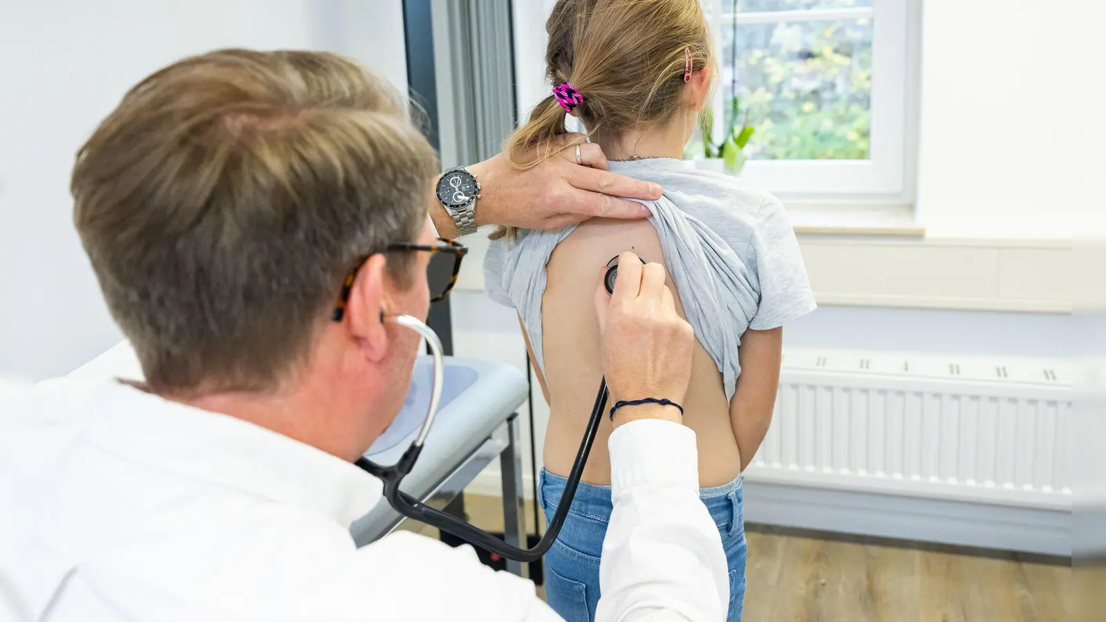 Für ältere Menschen oder Kinder potenziell lebensgefährlich: Einem Verdacht auf eine Lungenentzündung sollte man schnellstmöglich nachgehen.  (Foto: Benjamin Nolte/dpa-tmn)