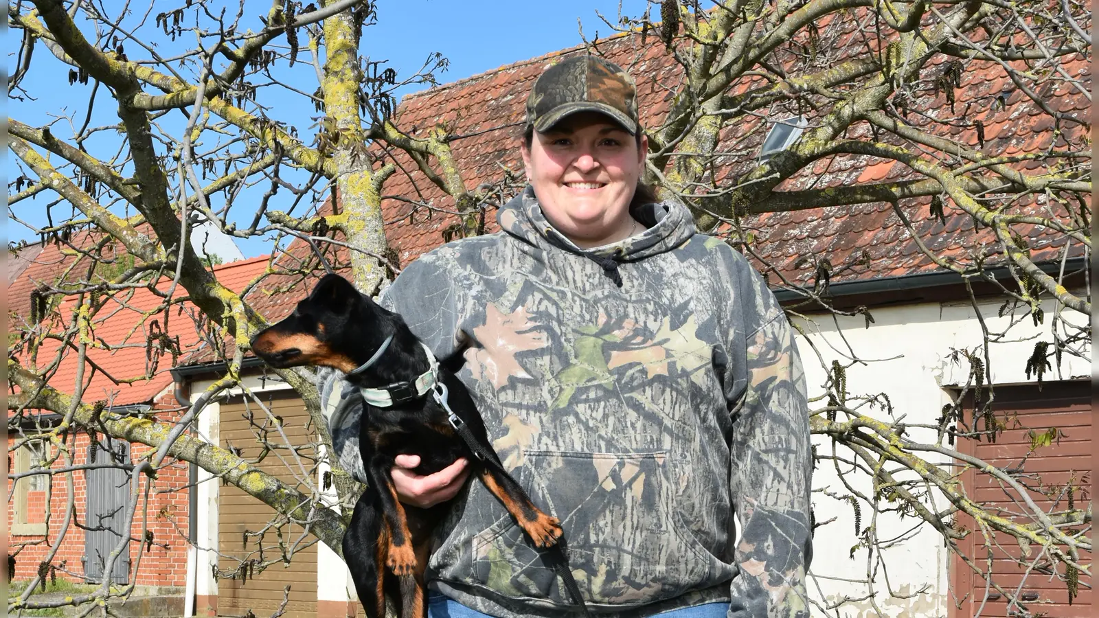 Sonja Wachtler leitet die Jagdschule im Landkreis Neustadt/Aisch-Bad Windsheim. Ihre Terrier Fox und Alice hat sie gut im Griff. (Foto: Anita Dlugoß)