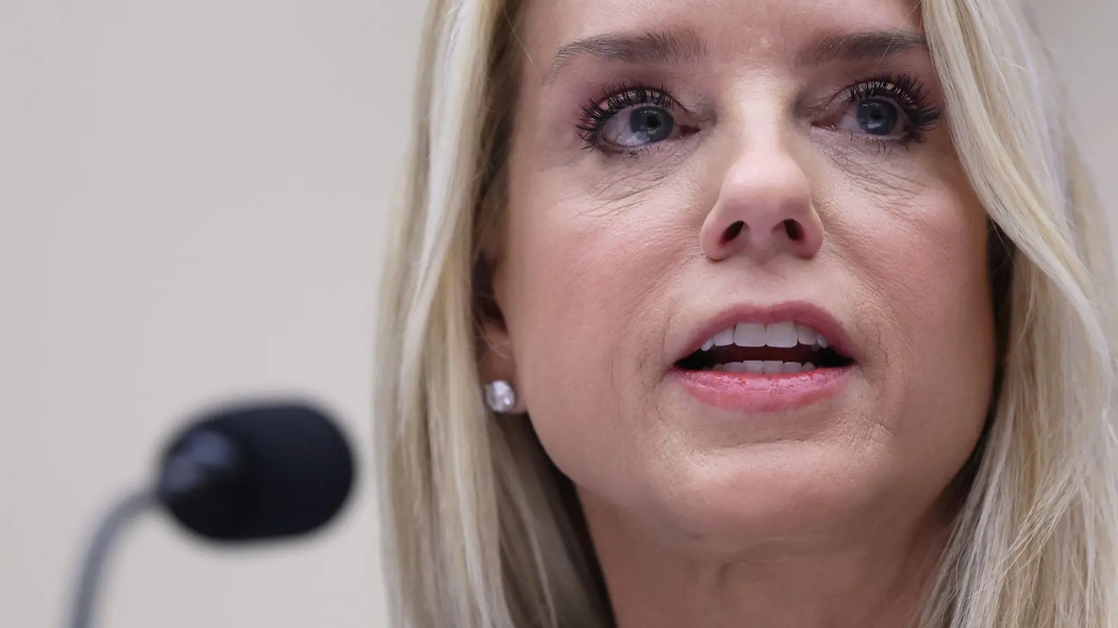 US-Justizministerin Pam Bondi muss sich kritischen Fragen vor einem Ausschuss stellen. (Foto: Tom Brenner/AP/dpa)