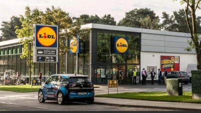 So könnte der neue Uffenheimer Lidl-Markt – auf der anderen Seite der B13, gegenüber von Netto – später aussehen. Der Konzern will mehrere Millionen Euro investieren. (Entwurf: Lidl/Constantin Bleimüller)