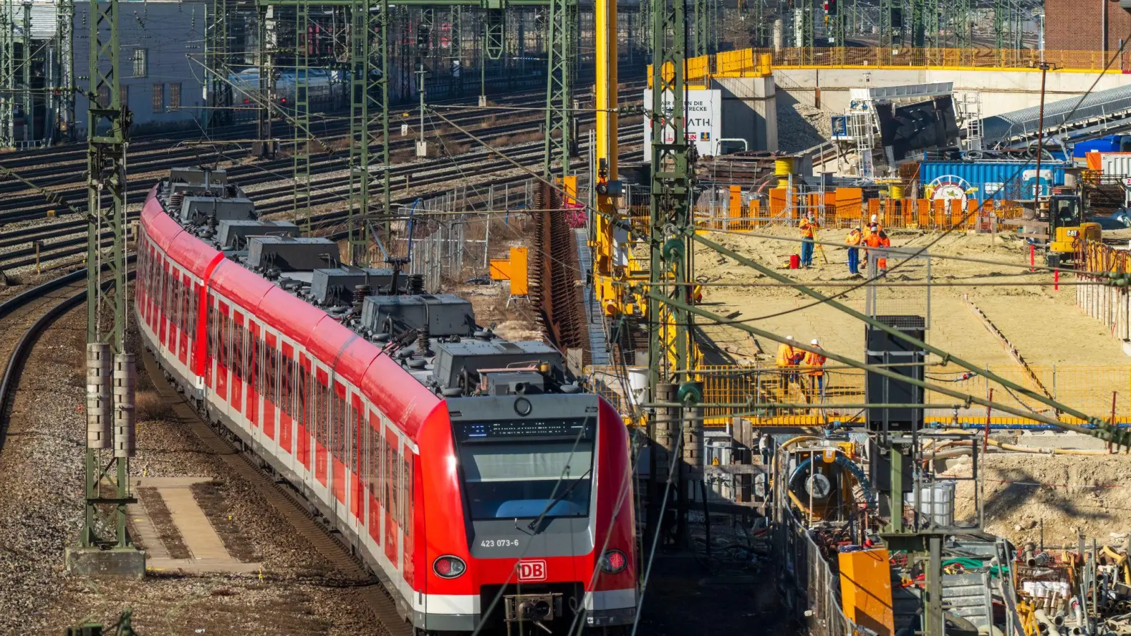 Wegen Arbeiten an der Stammstrecke wird die Fahrt nach und durch München am zweiten Adventswochenende mit der S-Bahn schwieriger. (Archivbild) (Foto: Peter Kneffel/dpa)