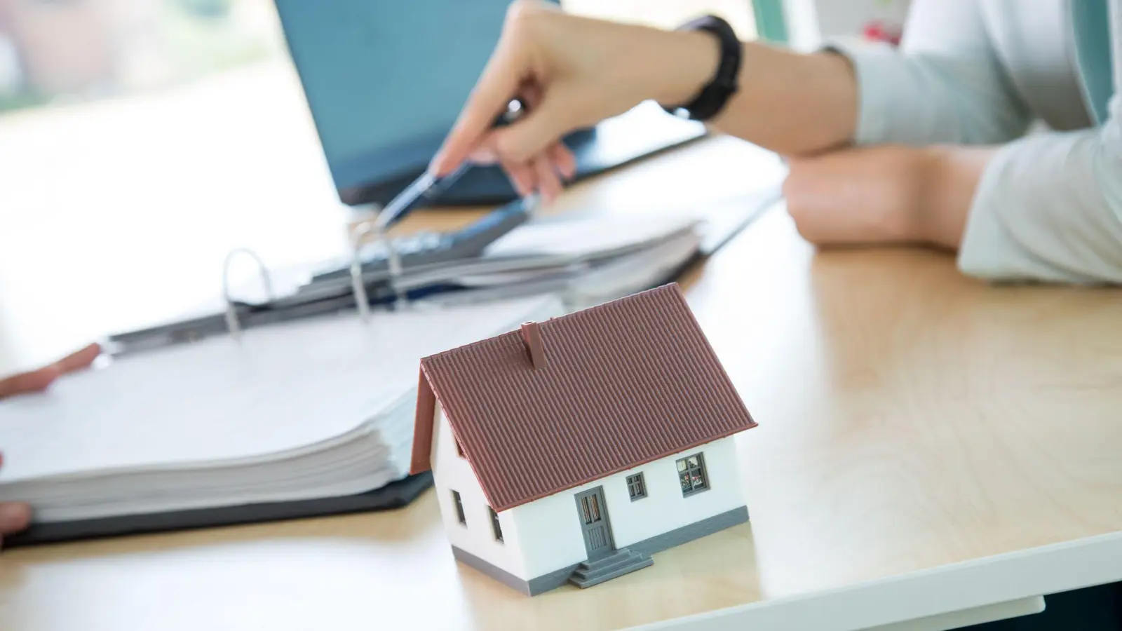Frühzeitig planen für Effizienz: Eine durchdachte Raum- und Fensteranordnung sollte bereits in der Bauplanung mit einer Energieberatung abgestimmt werden. (Foto: Christin Klose/dpa Themendienst/dpa-tmn)