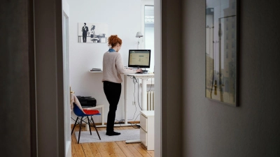 19 Prozent der Beschäftigten geben zu, gelegentlich von zu Hause zu arbeiten, um das eigene Arbeitspensum hinunterzuschrauben. (Foto: Uwe Anspach/dpa/dpa-tmn)