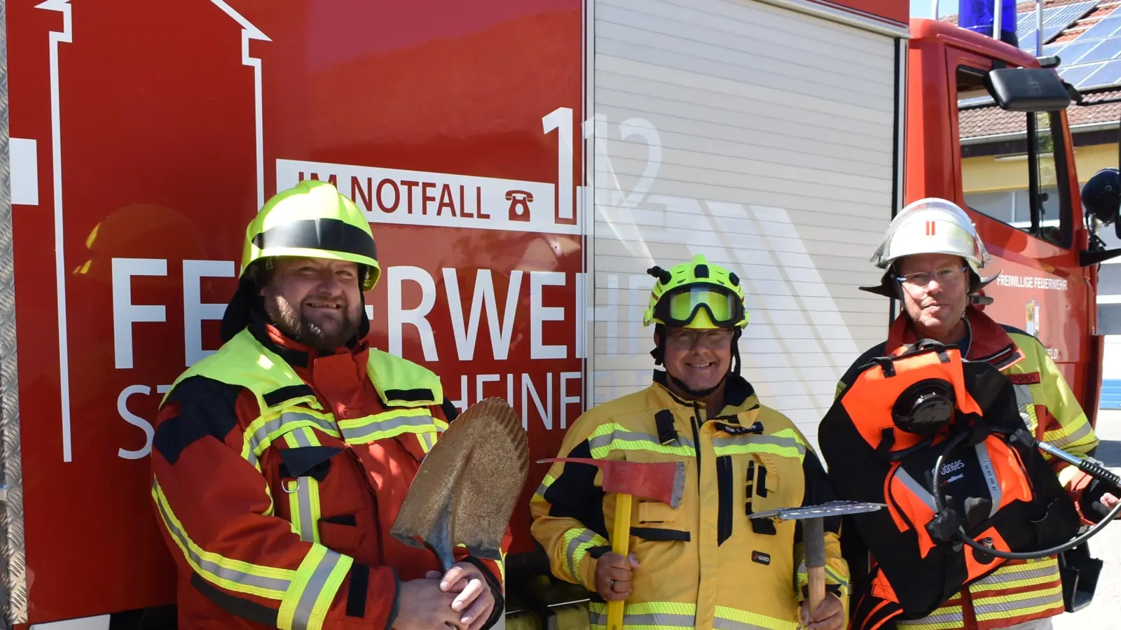 Stefan Rückel, Thomas Popp und Kreisfeuerwehrsprecher Rainer Weiskirchen (von links) zeigen Gerätschaften, die bei der Wald- und Vegetationsbrandbekämpfung gute Dienste leisten, wie Spatenschaufel, Pulaski-Axt und Löschrucksack. (Foto: Ute Niephaus)