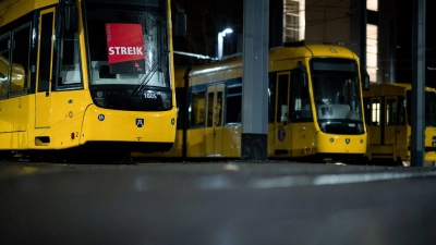 Pendlerinnen und Pendler müssen sich am Freitag in sechs Bundesländern auf Verspätungen und Ausfälle im Nahverkehr einstellen. (Foto: Fabian Strauch/dpa/dpa-tmn)