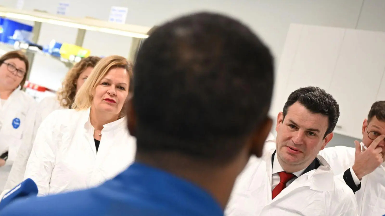 Ziel der Reise von Nancy Faeser (SPD, M) und Hubertus Heil (SPD, 2.v.r.) nach Kanada waren Gespräche zu Methoden zur Gewinnung ausländischer Fachkräfte. (Foto: Britta Pedersen/dpa)