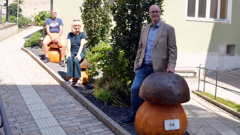 Kunst mit gewissen Vorzügen: Auch zum Anlehnen oder als gemütlicher Sitzplatz eignen sich die drei Pilze am Uffenheimer Rathaus – finden auch Thomas Schmitt, Helga Kerwagen und Thomas Siebert (von rechts).  (Foto: Johannes Zimmermann)