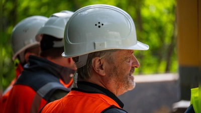 Einer, der anpackt: Herbert Albrecht ging in seiner Amtszeit viele Probleme an. Auch vor dem Brückenabbau zwischen Wicklesgreuth und Petersaurach scheute er sich nicht. (Foto: René Chlopotowski)