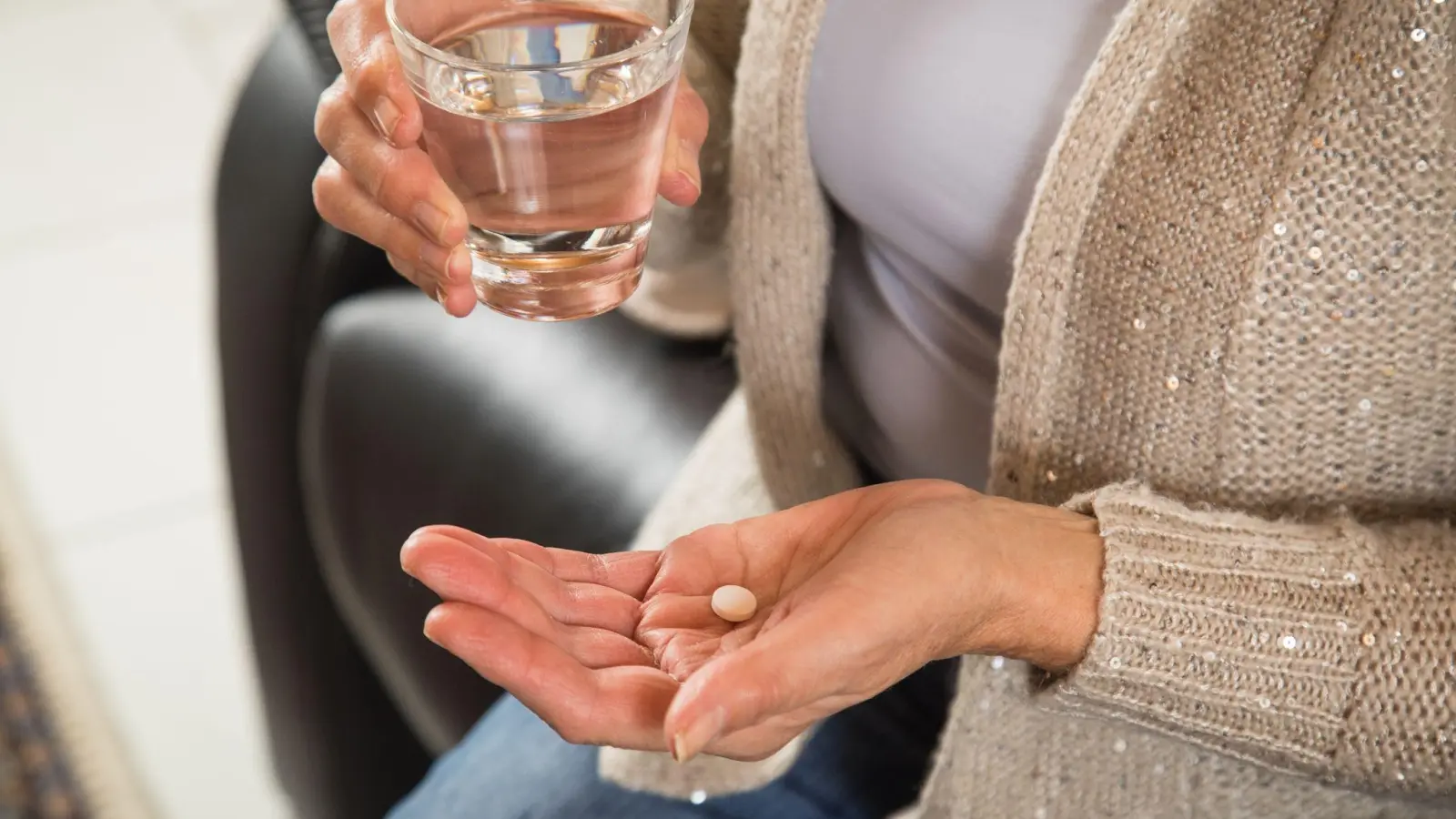 Manchen Menschen fällt es schwer, Tabletten runterzuschlucken. Hier hilft viel Wasser. (Foto: Christin Klose/dpa-tmn)