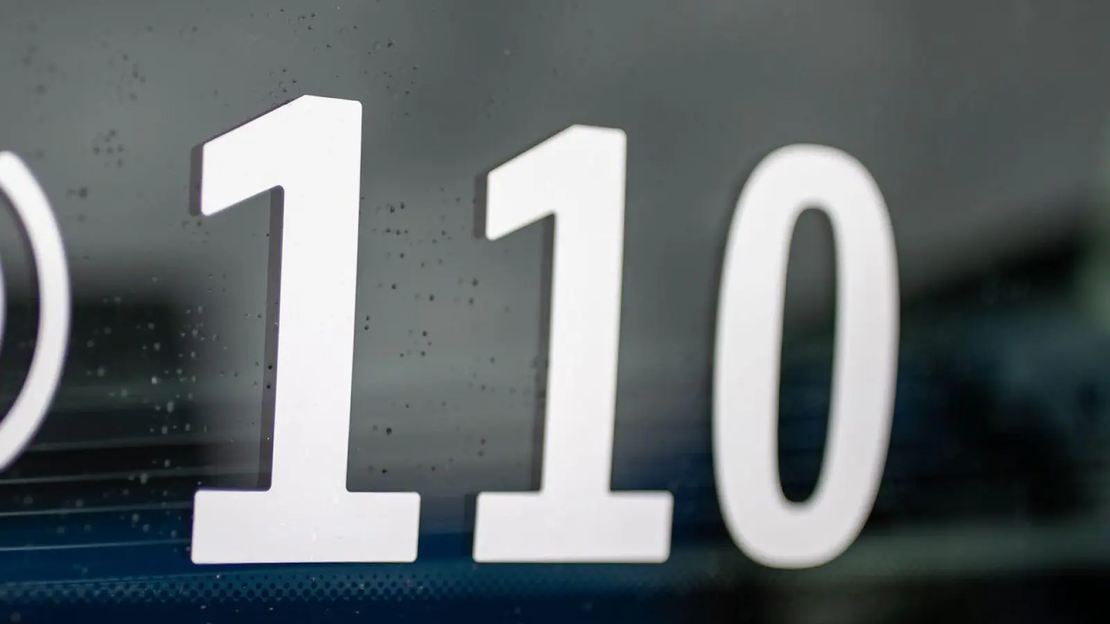 Der Radfahrer starb noch an der Unfallstelle. (Symbolbild) (Foto: Daniel Karmann/dpa)