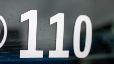 Ein Polizeisprecher hat zu dem Unfall Informationen mitgeteilt. (Symbolbild) (Foto: Daniel Karmann/dpa)