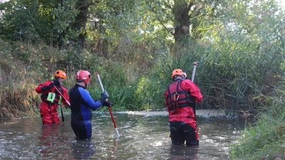 Die trübe Sulzach wurde mit Fluchtstäben abgesucht. Auch Taucher kamen zum Einsatz. (Foto: Friedrich Zinnecker)