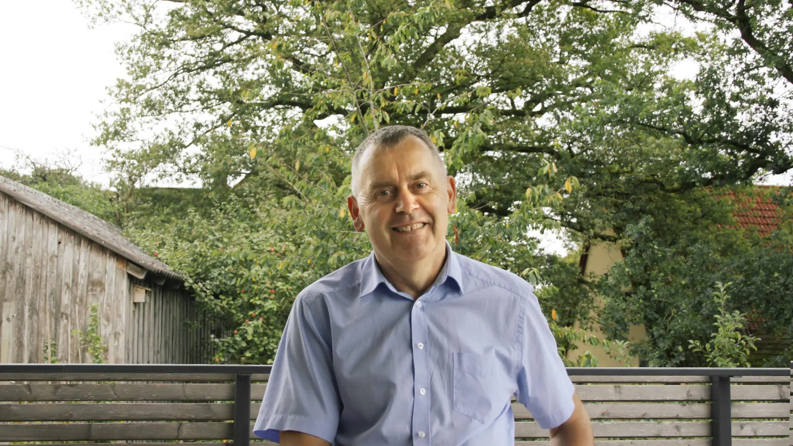 Rainer Weiß auf seiner Terrasse, im Hintergrund der Apfelbaum: Er freut sich auf seinen Ruhestand, der gerade zum richtigen Zeitpunkt kommt. (Foto: Daniela Ramsauer)