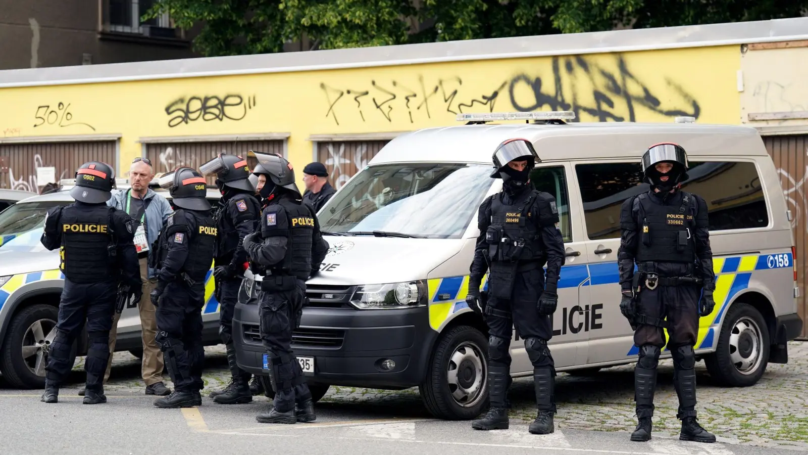 Polizisten vor dem Finale der Conference League in Prag. (Foto: Joe Giddens/PA Wire/dpa)