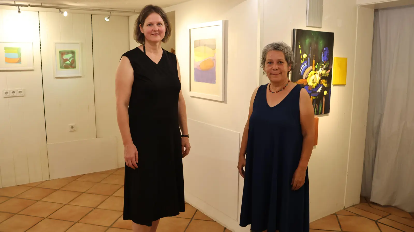 Veronika Schulte-Bockholt und Gabriele Freymüller (von links) laden bei einer Ausstellung bis zum 30. August zu einer Auseinandersetzung mit abstrakter Kunst ein. (Foto: Martina Haas)