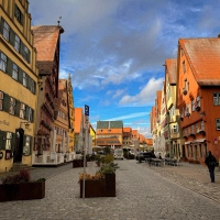 Der Dinkelsbühler Weinmarkt ist der Dreh- und Angelpunkt in der Altstadt. Die Geschäfte in den Seitengassen müssen sich mit einer weniger prominenten Lage zufriedengeben.  (Foto: Martina Haas)