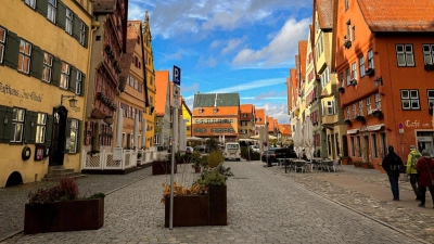 Der Dinkelsbühler Weinmarkt ist der Dreh- und Angelpunkt in der Altstadt. Die Geschäfte in den Seitengassen müssen sich mit einer weniger prominenten Lage zufriedengeben.  (Foto: Martina Haas)
