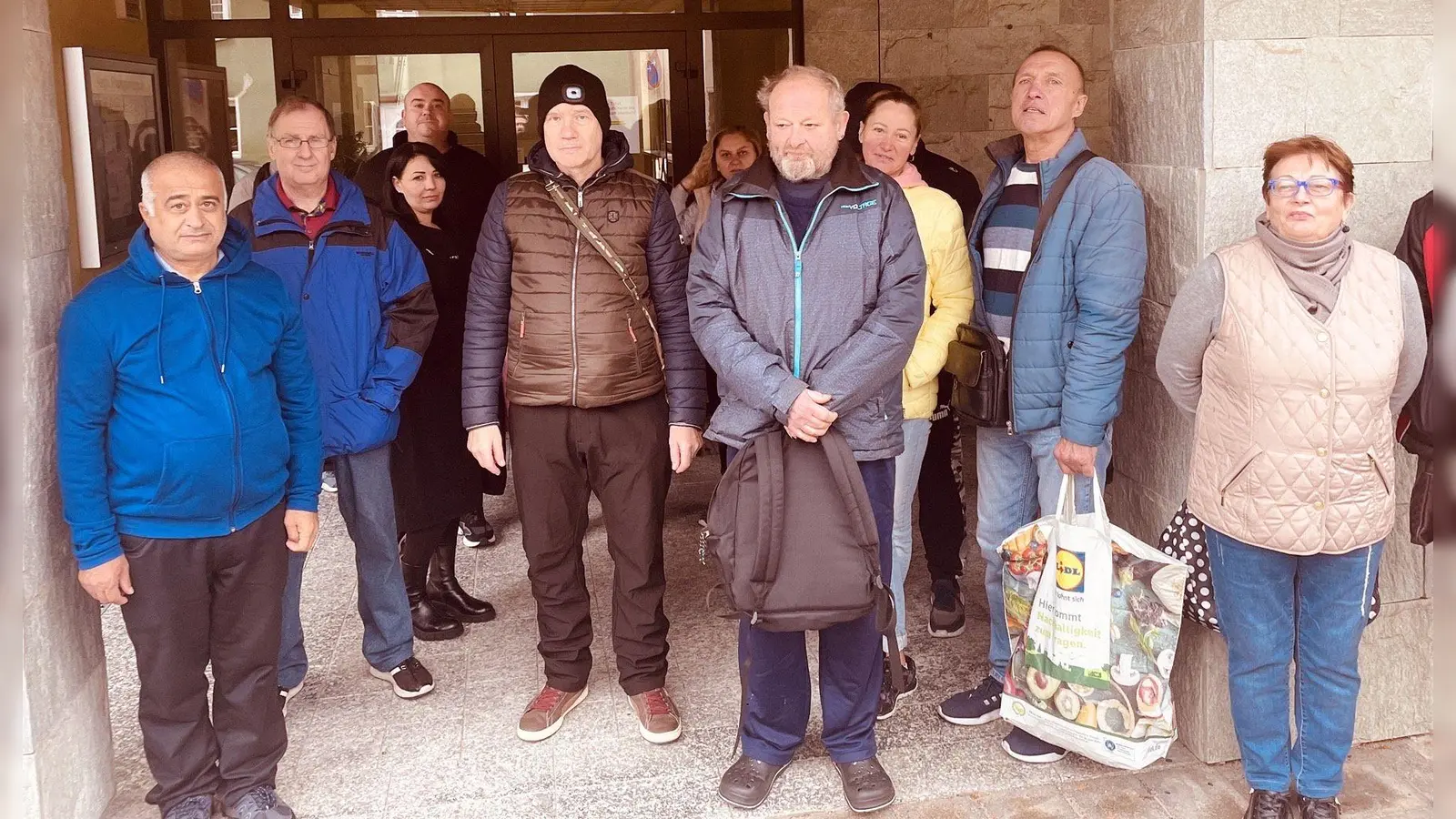 Am vergangenen Samstag hatte die Bad Windsheimer Ausgabestelle der Aischgründer Tafel geschlossen. Einige Kunden – hier im Bild – warteten vergeblich vor der Tür. Wie Thomas Nicol sagt, seien aber über 50 Prozent der Kunden über andere Ausgaben mitversorgt worden. Wer allerdings nicht nach Neustadt oder Uffenheim kam, schaute in die Röhre. (Foto: Manuel Henneberger)