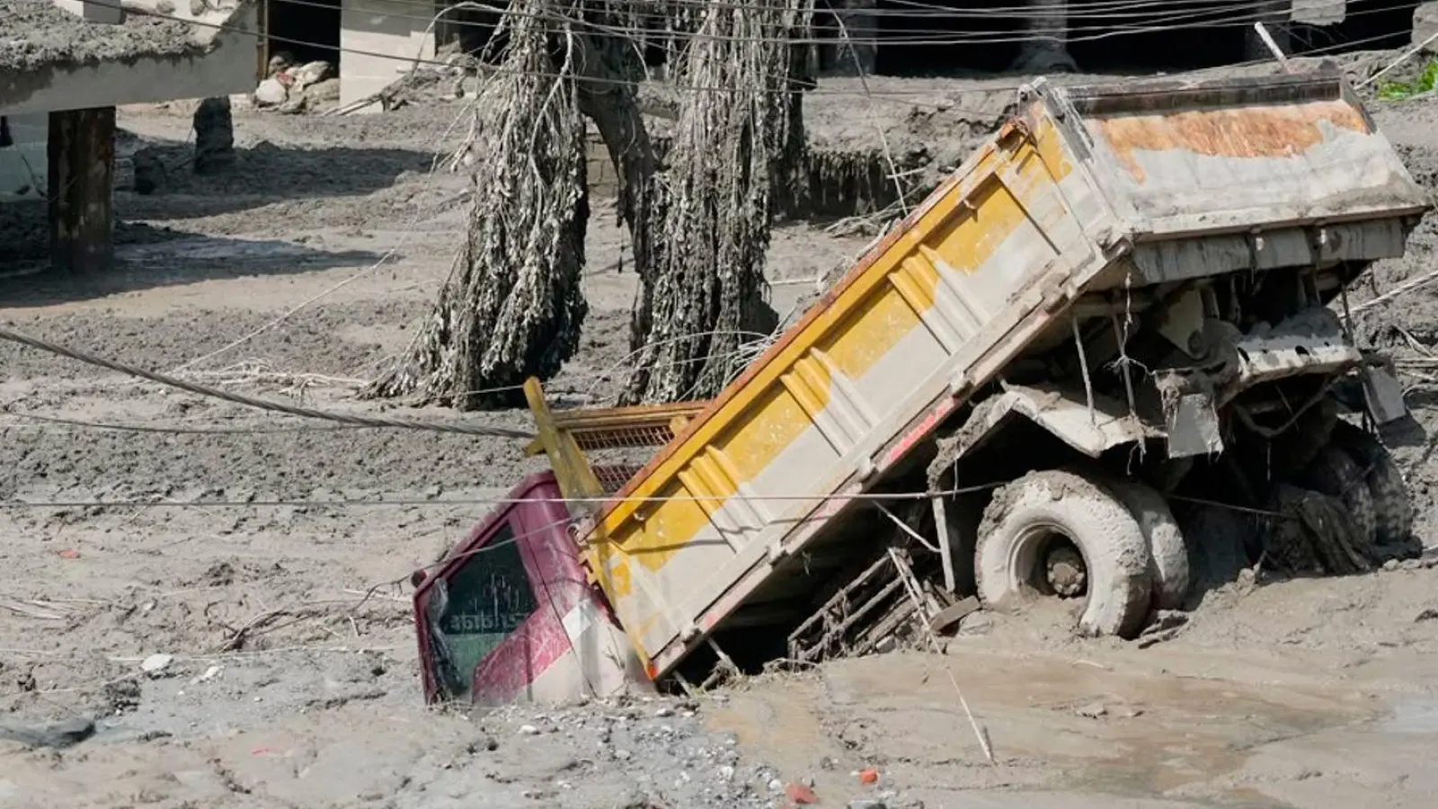 Ein Lkw versinkt in den Schlammmassen. (Foto: Niranjan Shrestha/AP/dpa)