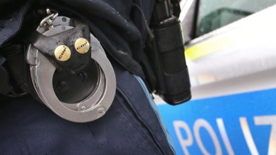 Die Polizisten nehmen den Senioren fest. (Symbolbild) (Foto: Karl-Josef Hildenbrand/dpa)