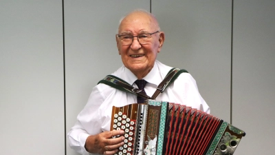 Franz Metschl in seinem Element: Als Sänger mit Akkordeon in der Hand. (Foto: Alexander Rausch)