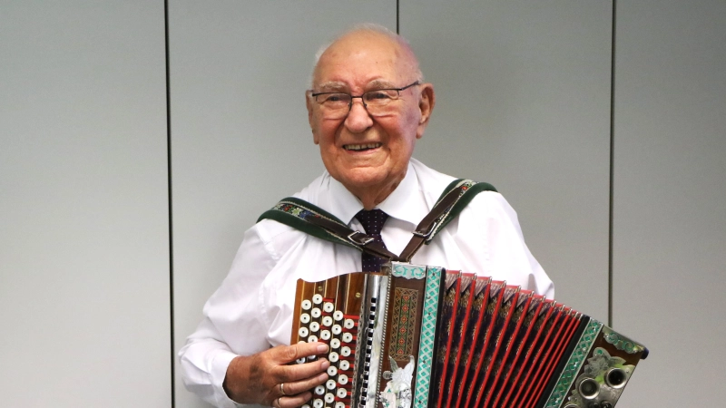 Franz Metschl in seinem Element: Als Sänger mit Akkordeon in der Hand. (Foto: Alexander Rausch)