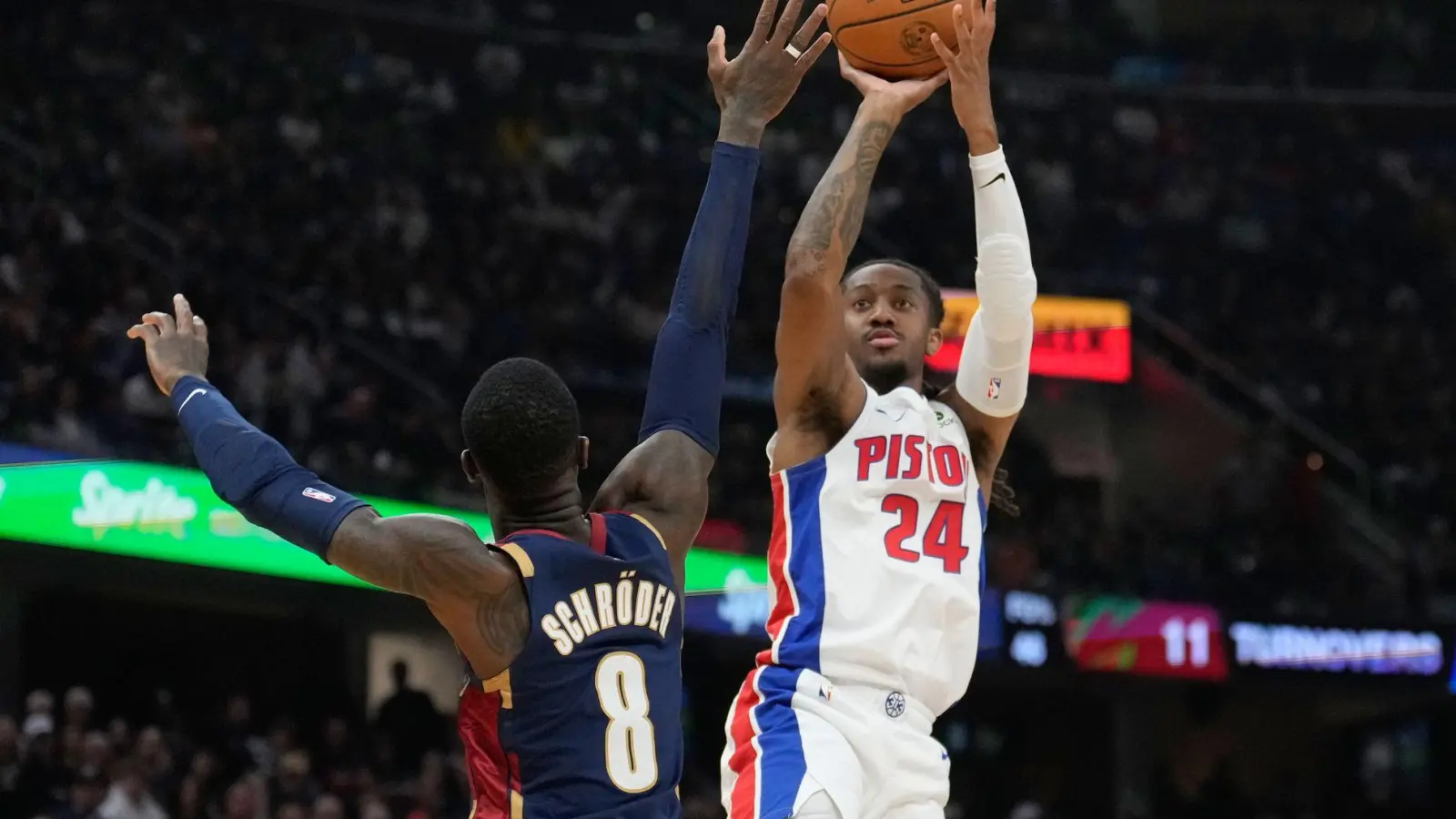 Dennis Schröder (8) blieb gegen Detroit diesmal ohne eigene Punkte. (Foto: Sue Ogrocki/AP/dpa)