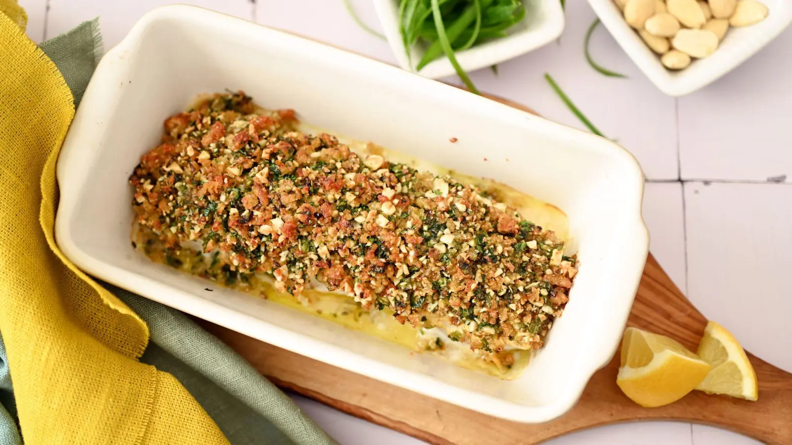 Der Crunch für diese Bärlauchkruste kommt von Mandeln und geröstetem Toast. Parmesan und Zitrone ergänzen die Würze des Bärlauchs. (Foto: Julia Uehren/loeffelgenuss.de/dpa-tmn)