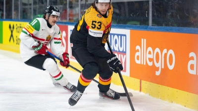 Für NHL-Star Moritz Seider und die Eishockey-Nationalmannschaft gibt es bei der WM in der Schweiz erstmals drei Punkte. (Foto: Claudio Thoma/KEYSTONE/dpa)