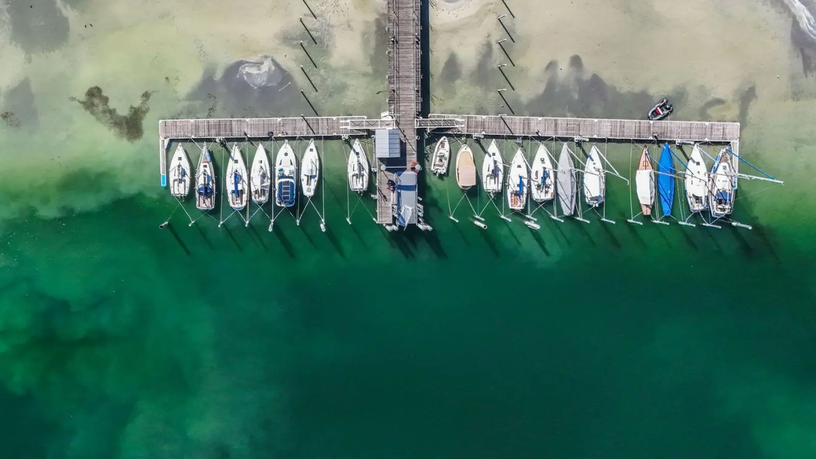 Das Niedrigwasser ist Folge der anhaltenden Trockenheit der vergangenen Monate. (Foto: Marius Bulling/onw-images/dpa)